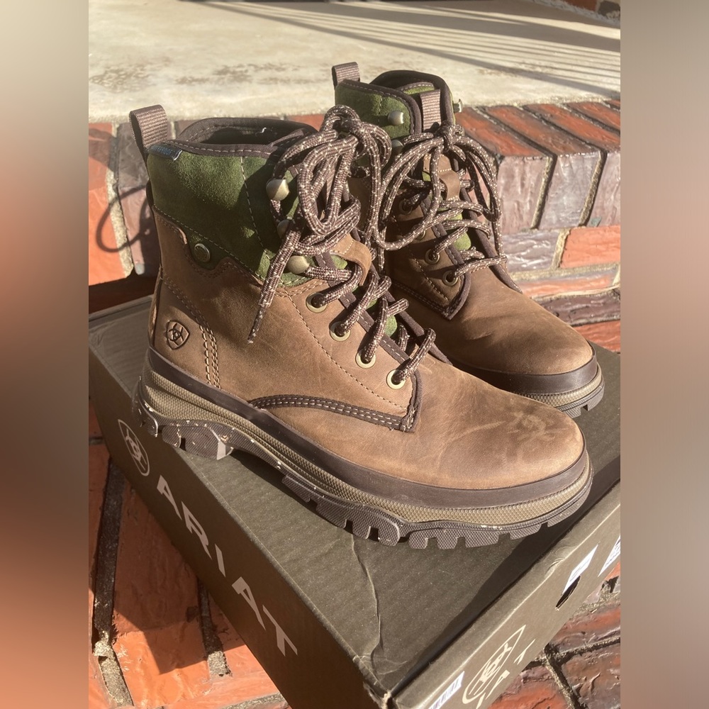 New with Box ARIAT Moresby Waterproof leather English country boots size 6.5